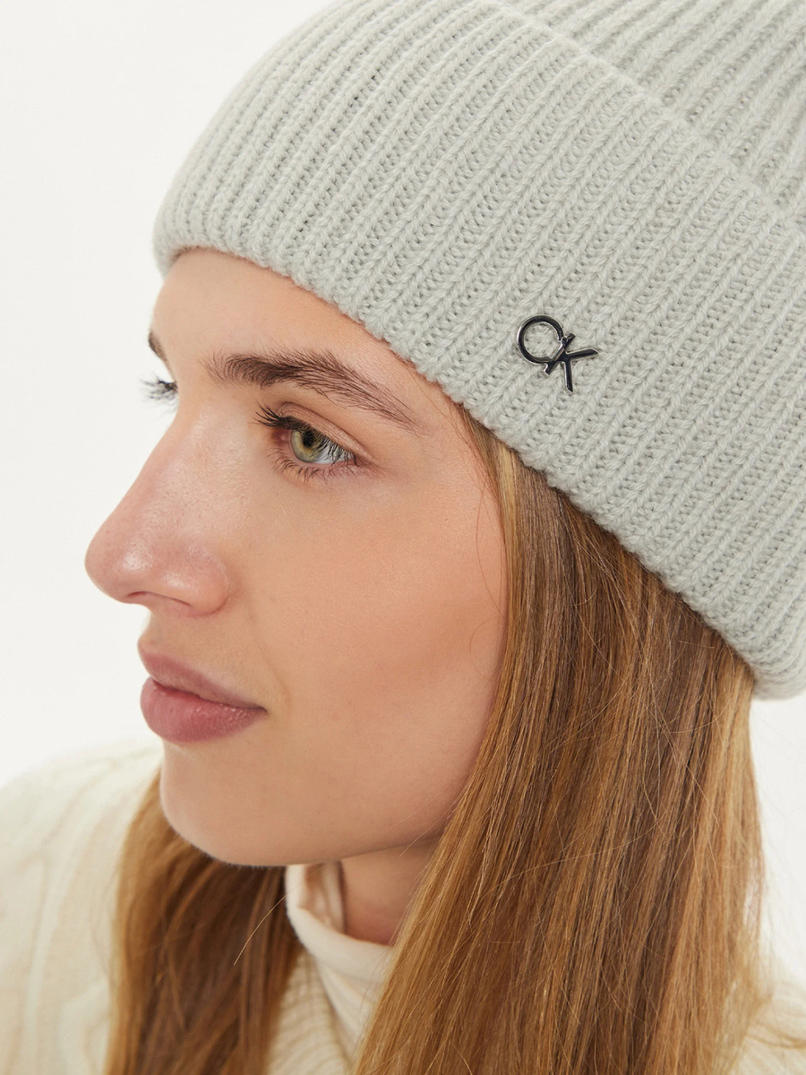 detail Calvin Klein dámska šedá čiapka