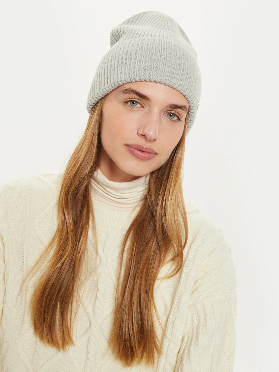 detail Calvin Klein dámska šedá čiapka