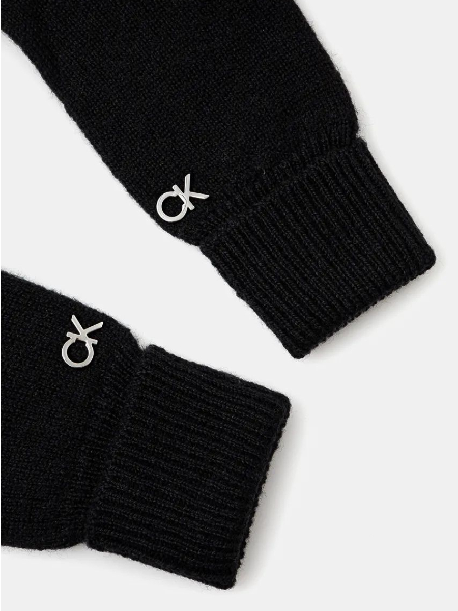 detail Calvin Klein dámske čierne rukavice