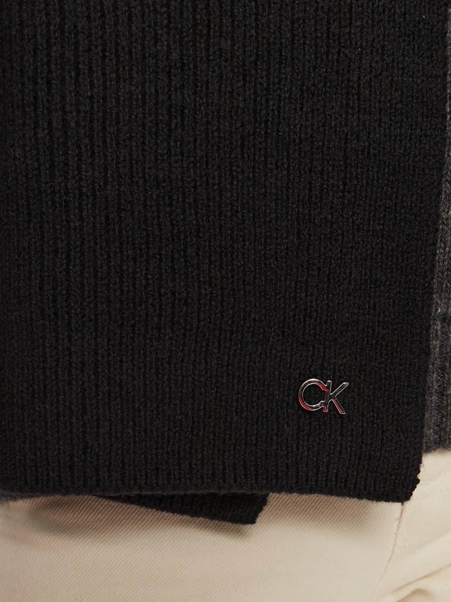 detail Calvin Klein dámska čierna sada čiapky a šál