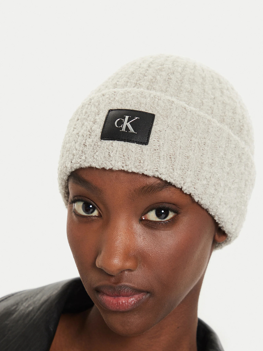 detail Calvin Klein dámska béžová čiapka