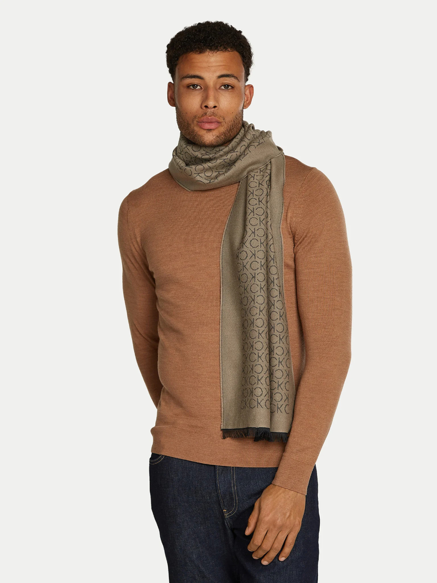 detail Calvin Klein pánsky hnedý šál Monogram
