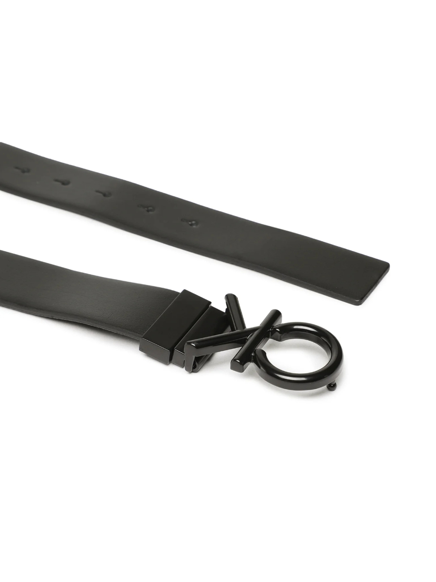 detail Calvin Klein pánsky čierny opasok