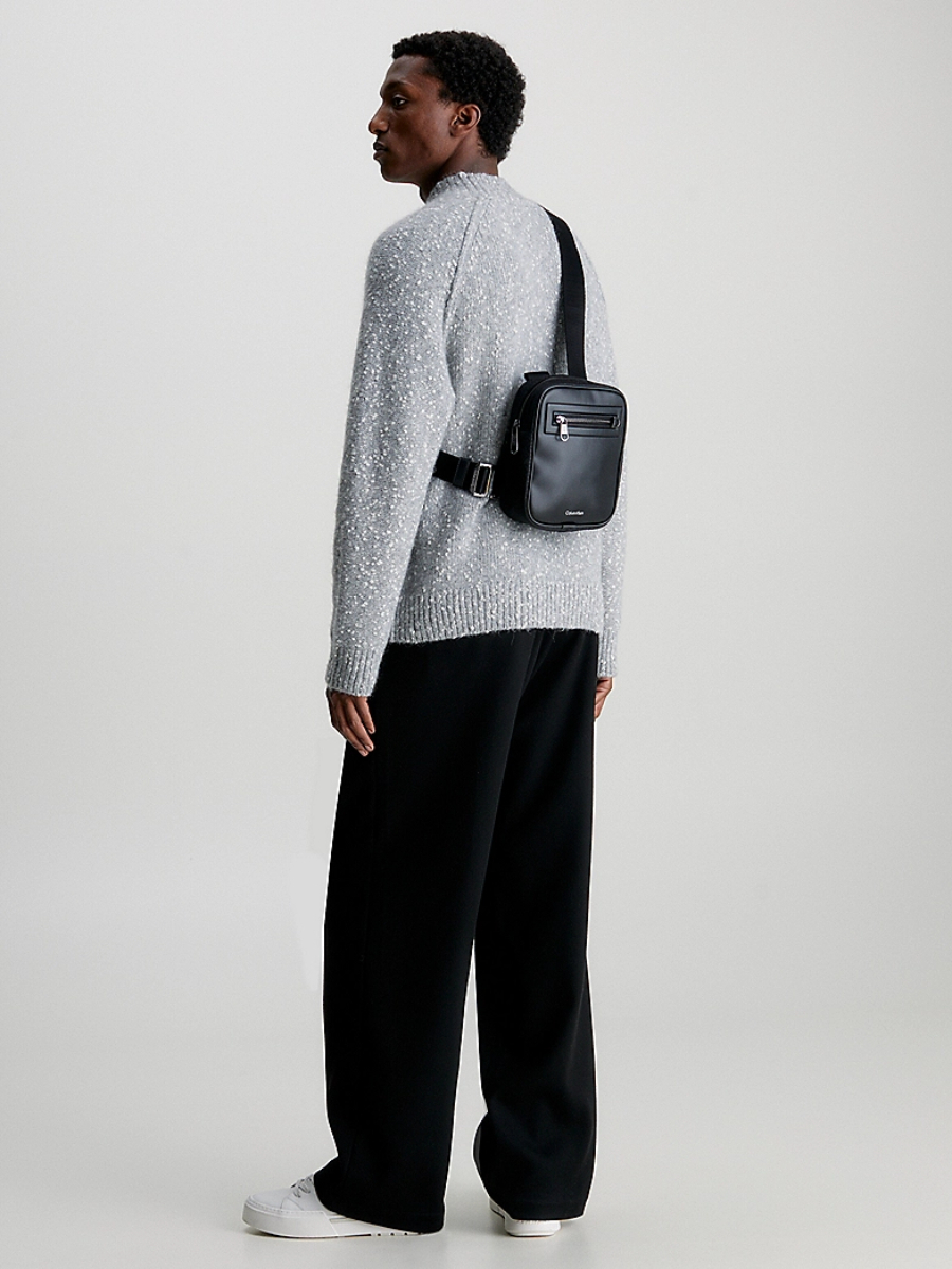 detail Calvin Klein pánska čierna taška cez rameno