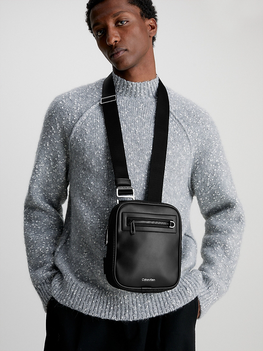 detail Calvin Klein pánska čierna taška cez rameno