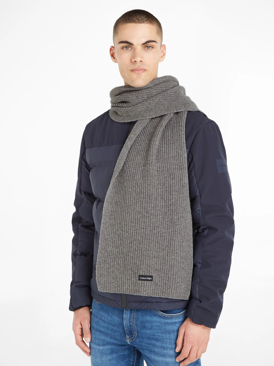 detail Calvin Klein pánská šedá šála