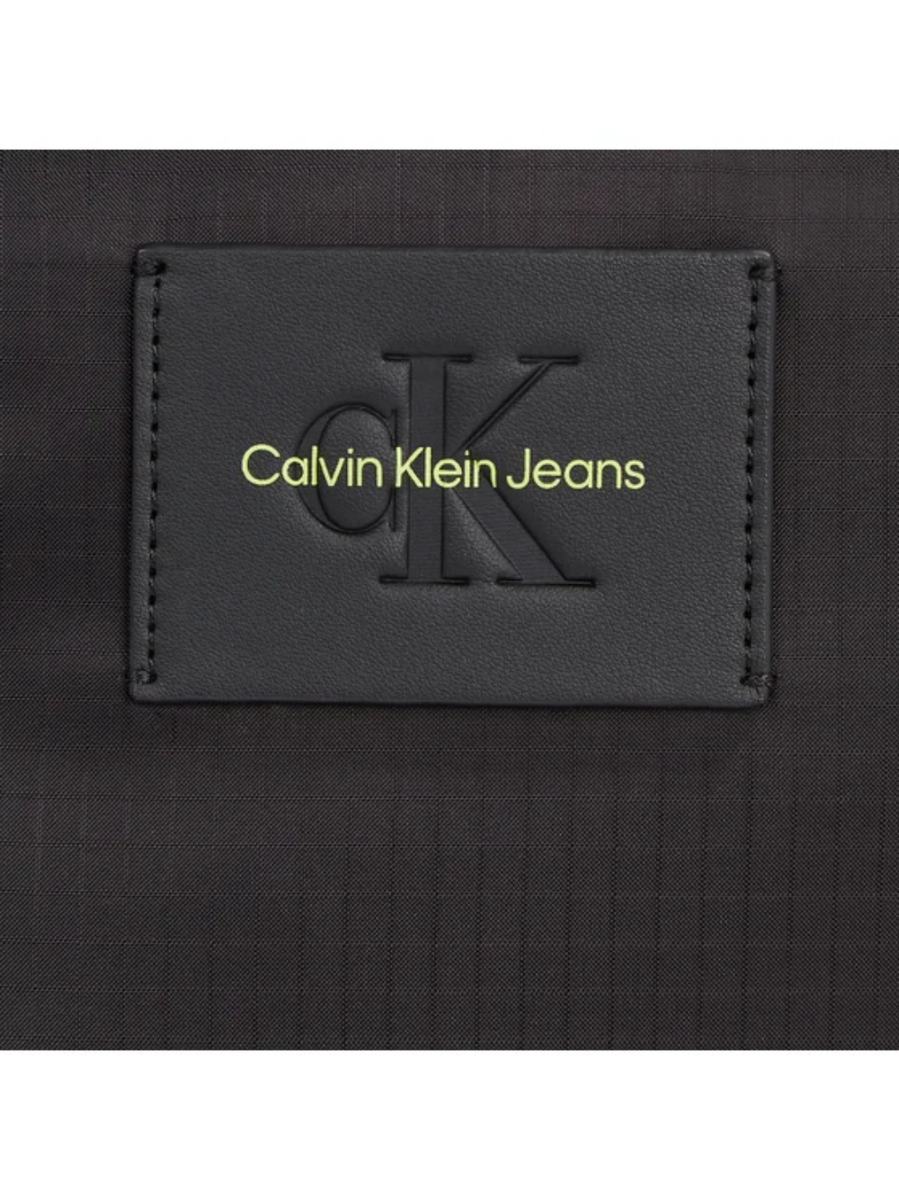 detail Calvin Klein pánska čierna taška cez rameno