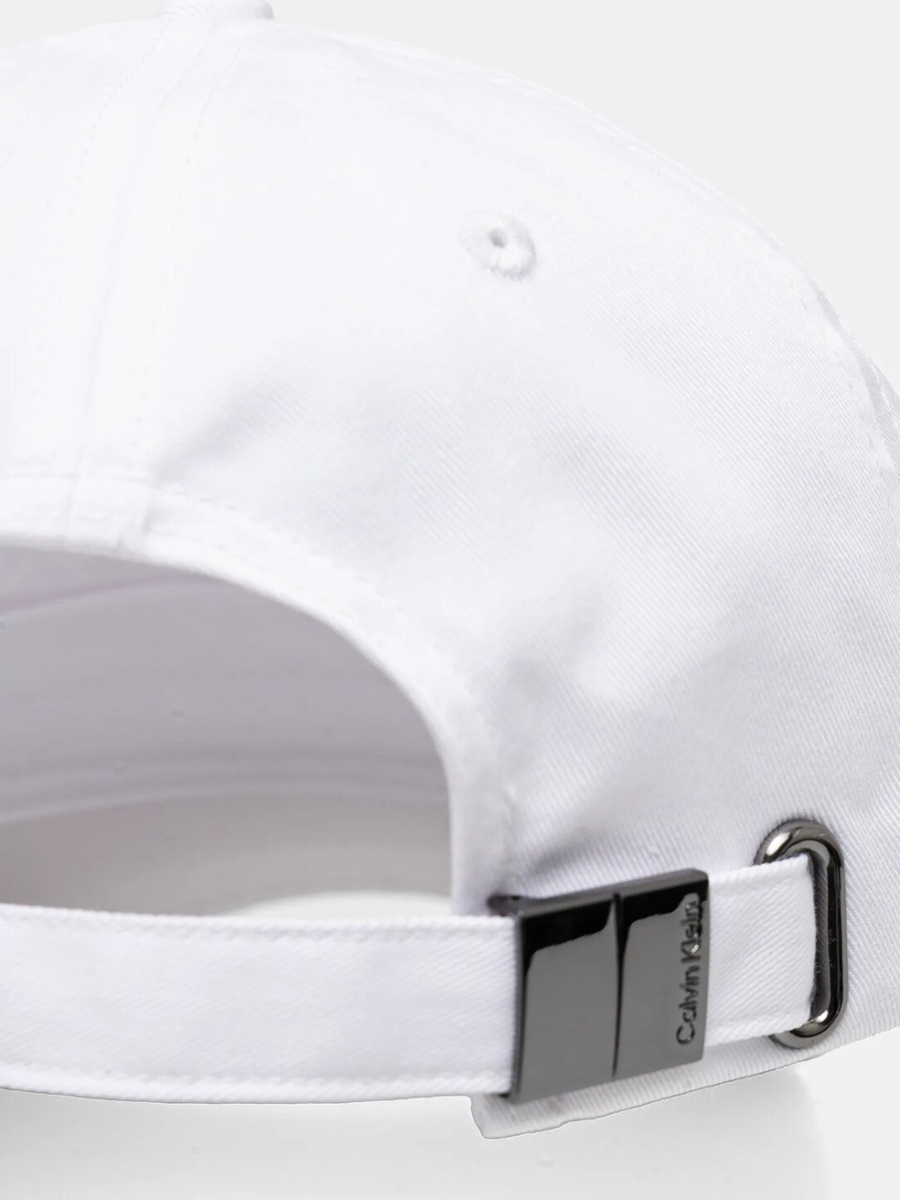 detail Calvin Klein pánska biela šiltovka