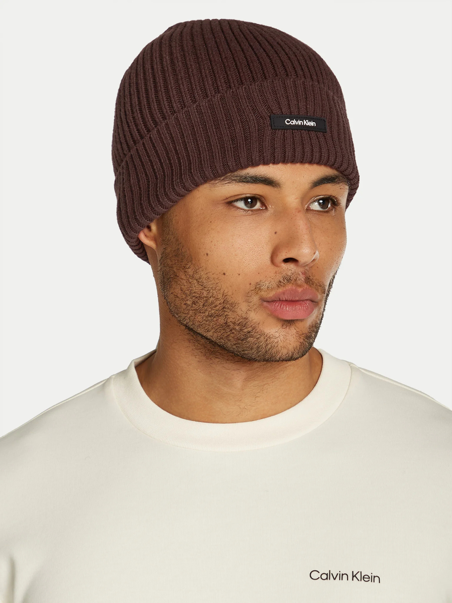 detail Calvin Klein pánska tmavo hnedá čiapka