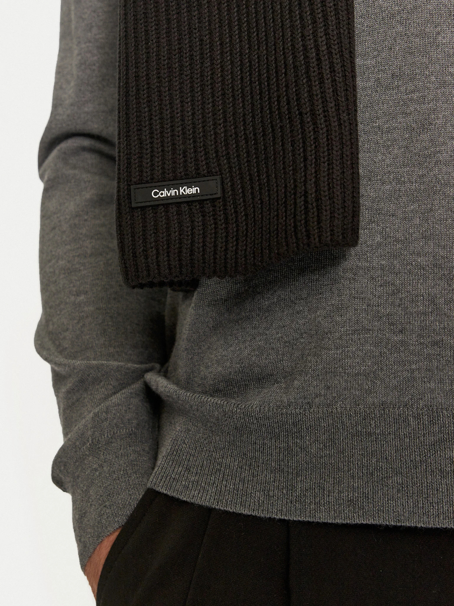detail Calvin Klein pánska čierna sada čiapky a šál
