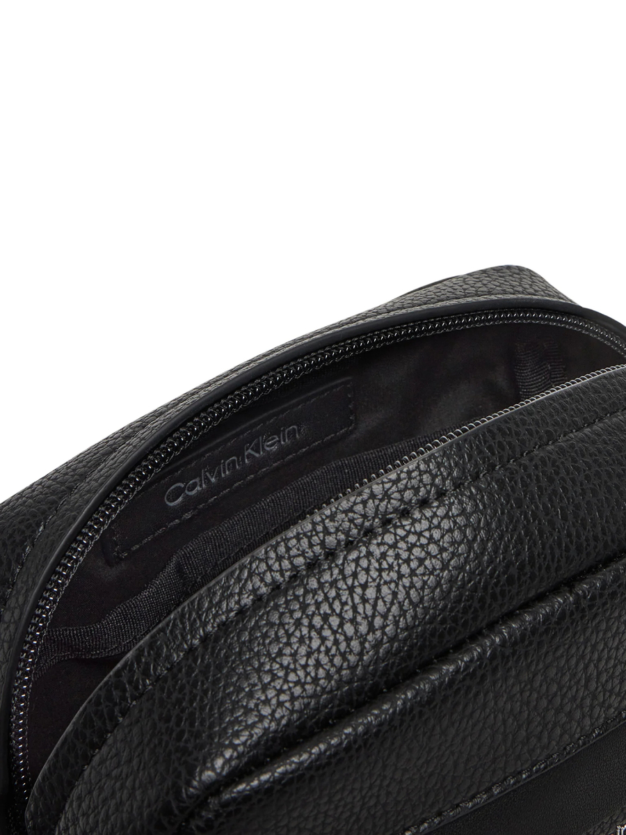 detail Calvin Klein pánska čierna taška cez rameno