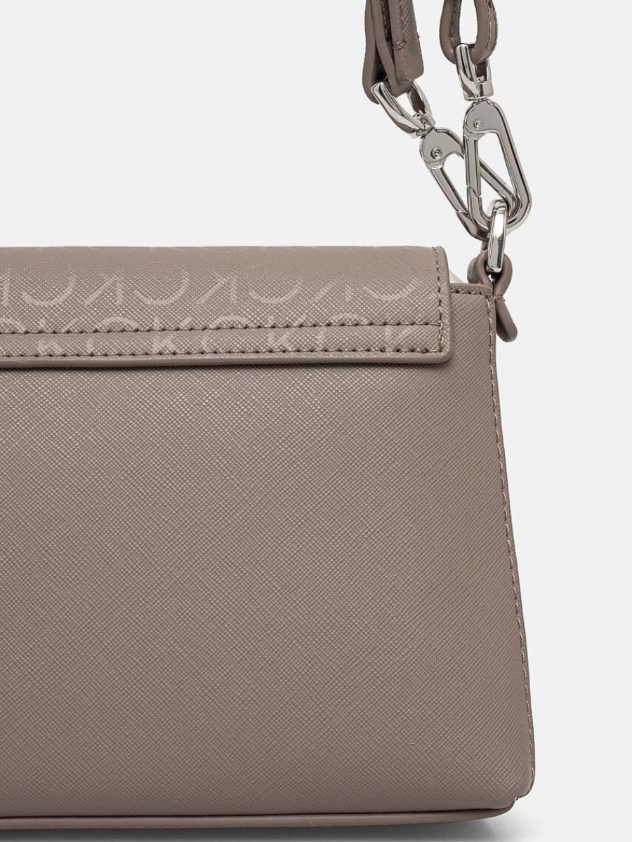 detail Calvin Klein dámska šedá kabelka
