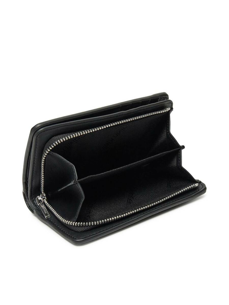 detail Calvin Klein dámska čierna peňaženka 