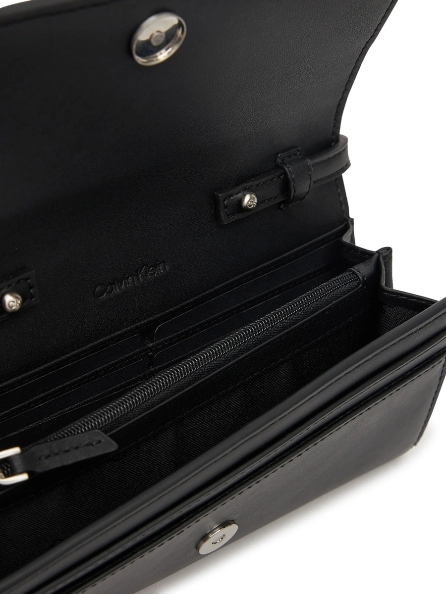 detail Calvin Klein dámska čierna kabelka