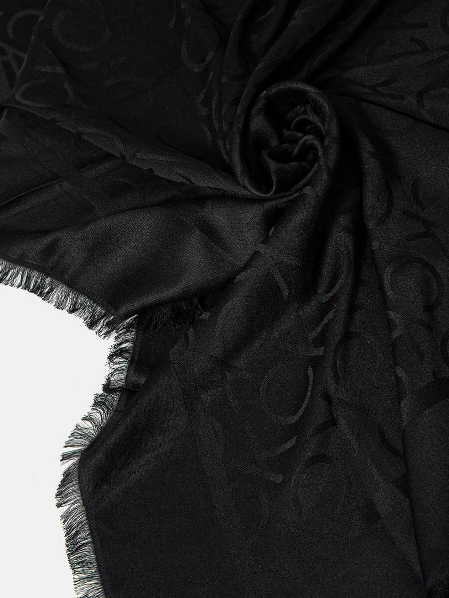 detail Calvin Klein dámska čierna šatka Shiny