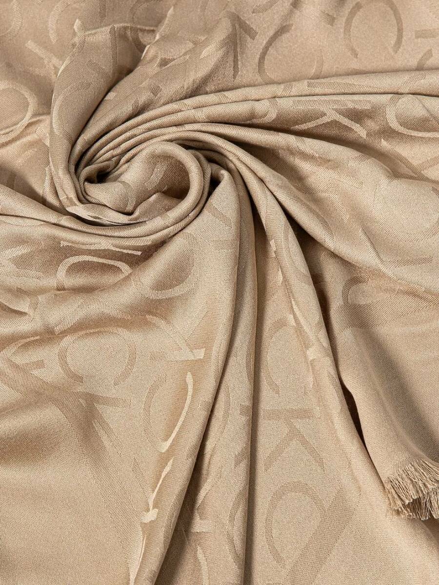 detail Calvin Klein dámska béžová šatka Shiny