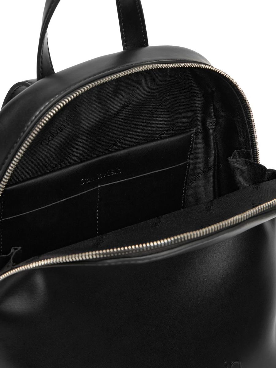 detail Calvin Klein dámsky čierny batoh