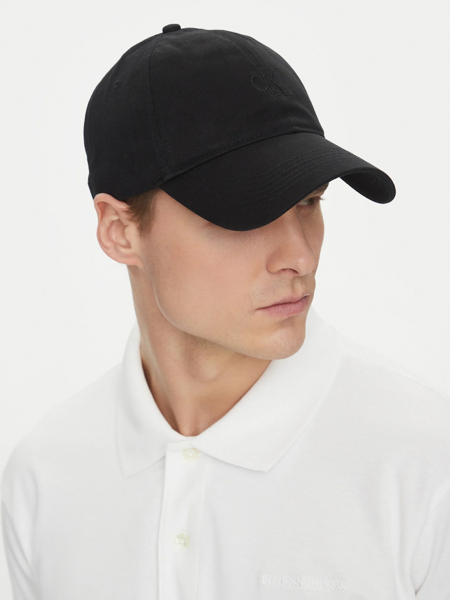 detail Calvin Klein pánska čierna šiltovka