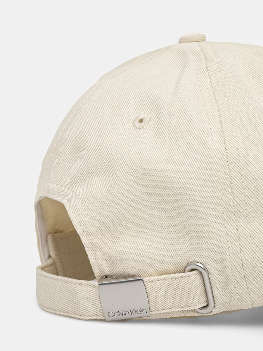 detail Calvin Klein pánska krémová šiltovka
