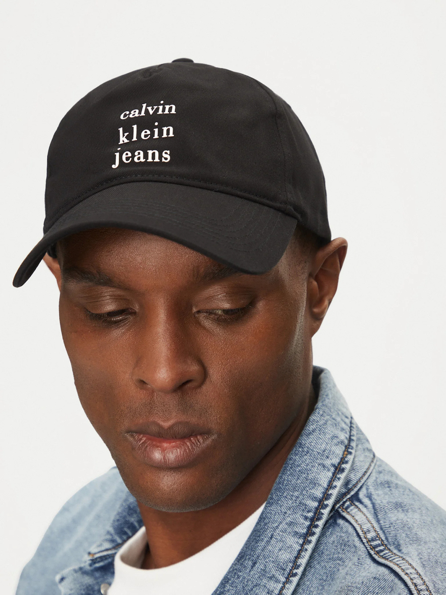 detail Calvin Klein pánska čierna šiltovka