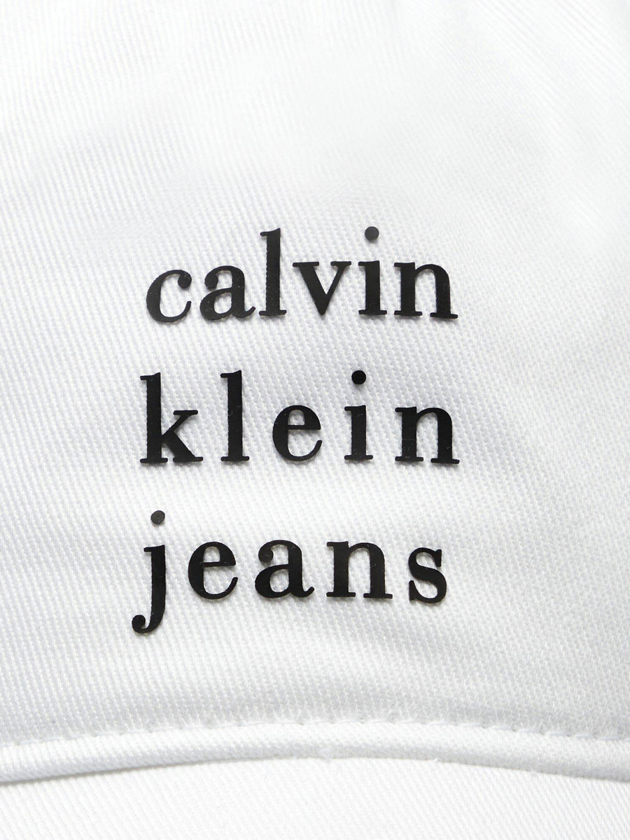 detail Calvin Klein pánska biela šiltovka