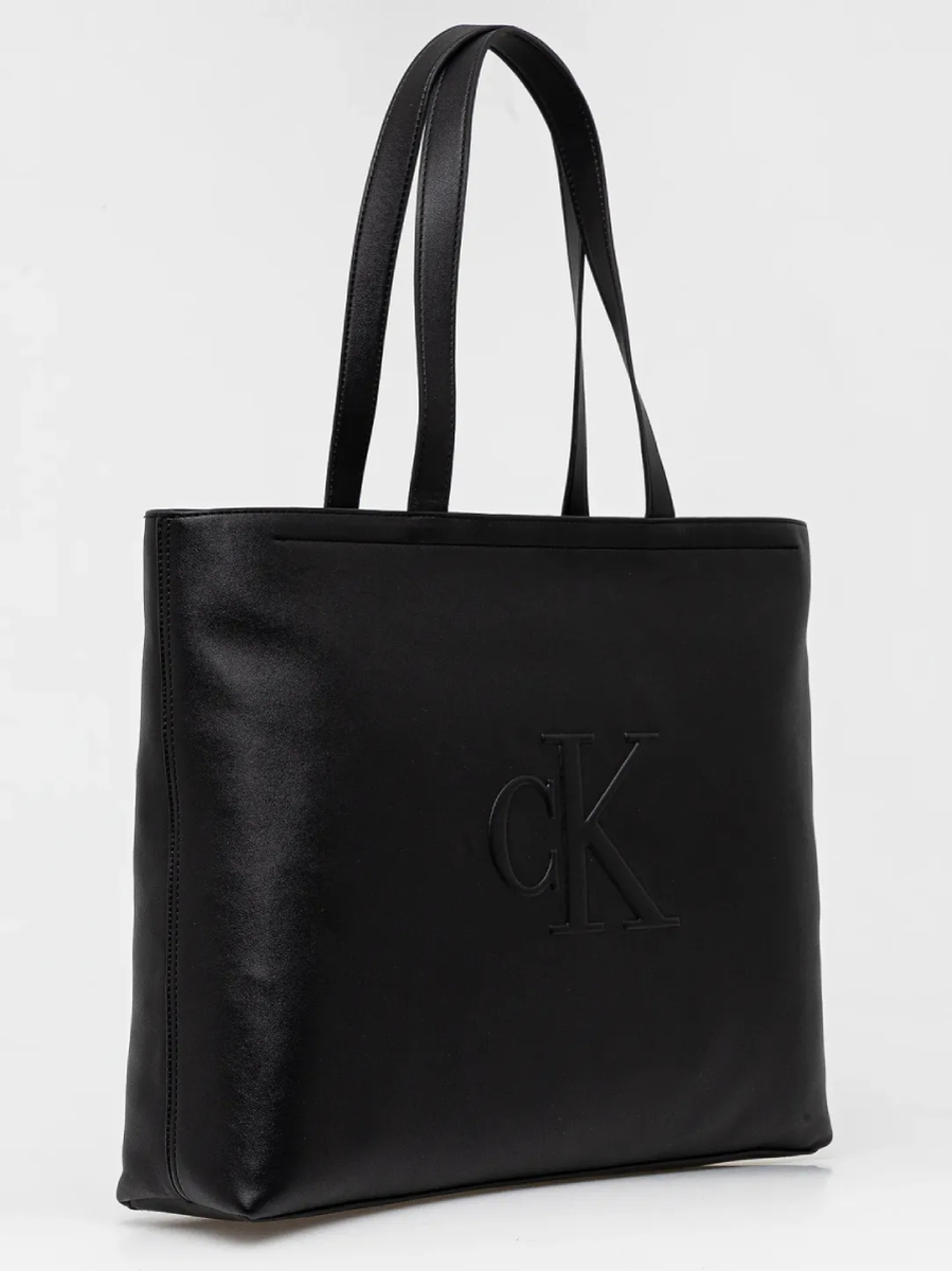 detail Calvin Klein dámska čierna kabelka 