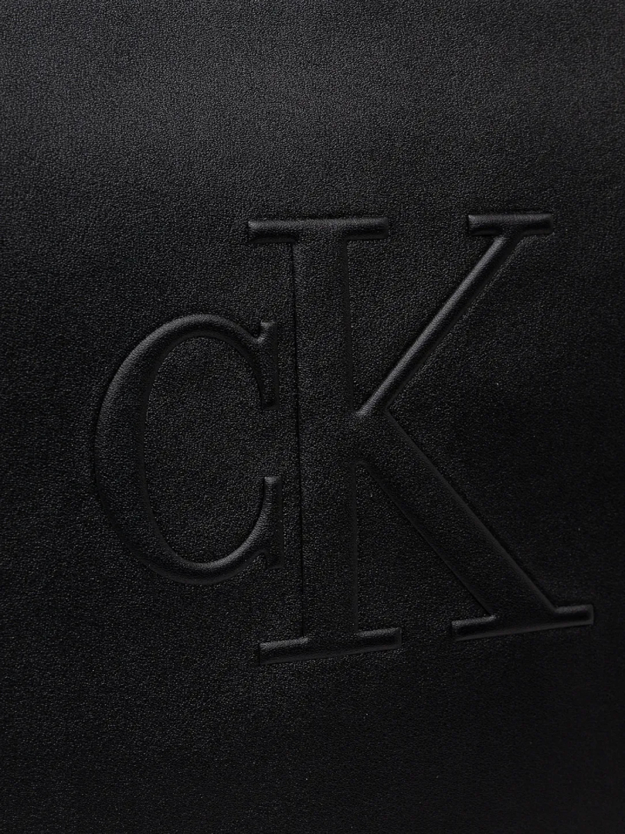 detail Calvin Klein dámska čierna kabelka 