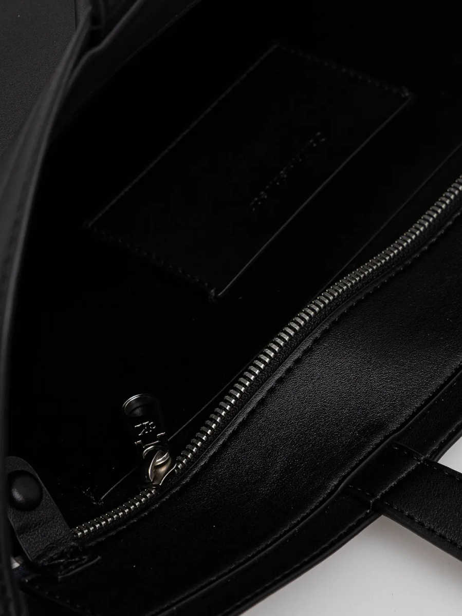 detail Calvin Klein dámska čierna kabelka 