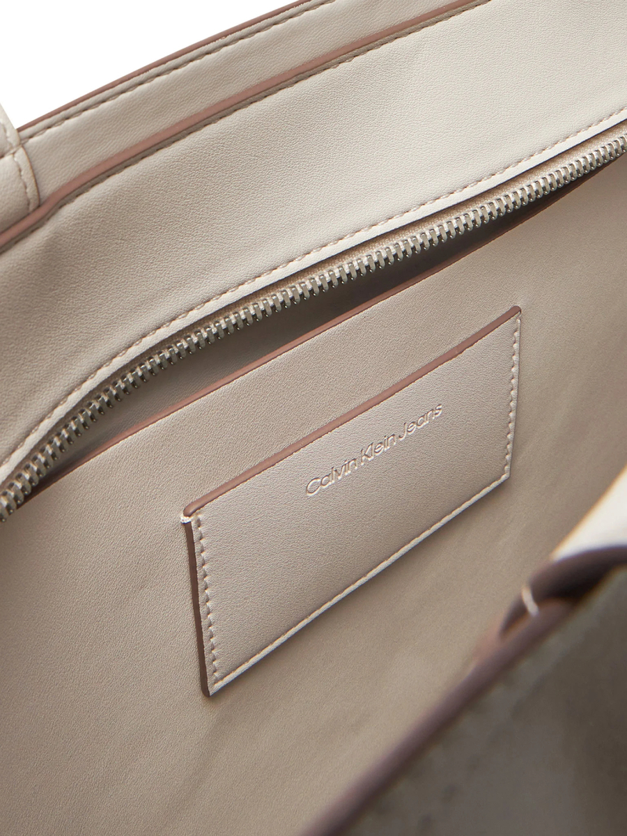 detail Calvin Klein dámska krémová kabelka