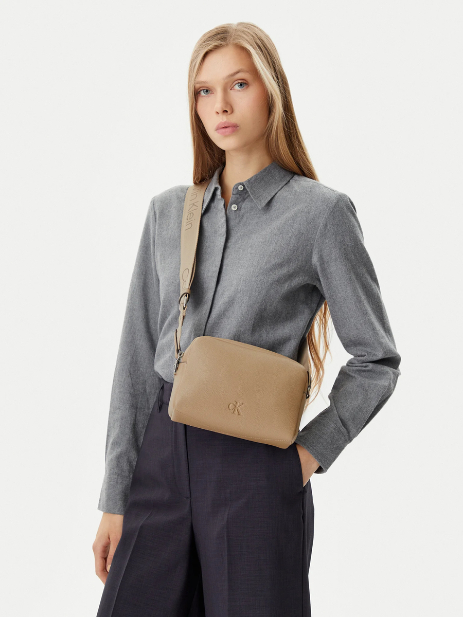 detail Calvin Klein dámska béžová kabelka