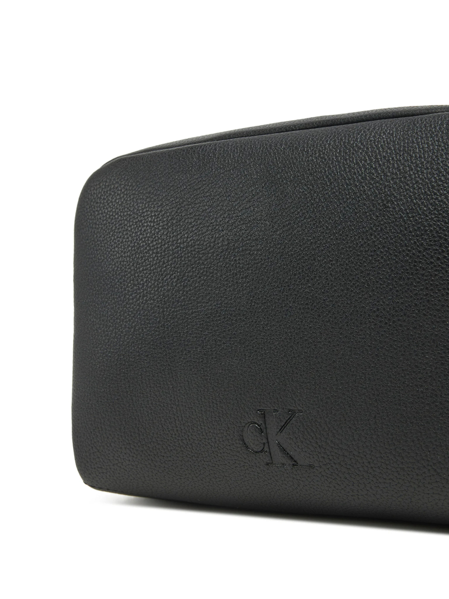 detail Calvin Klein dámska čierna kabelka
