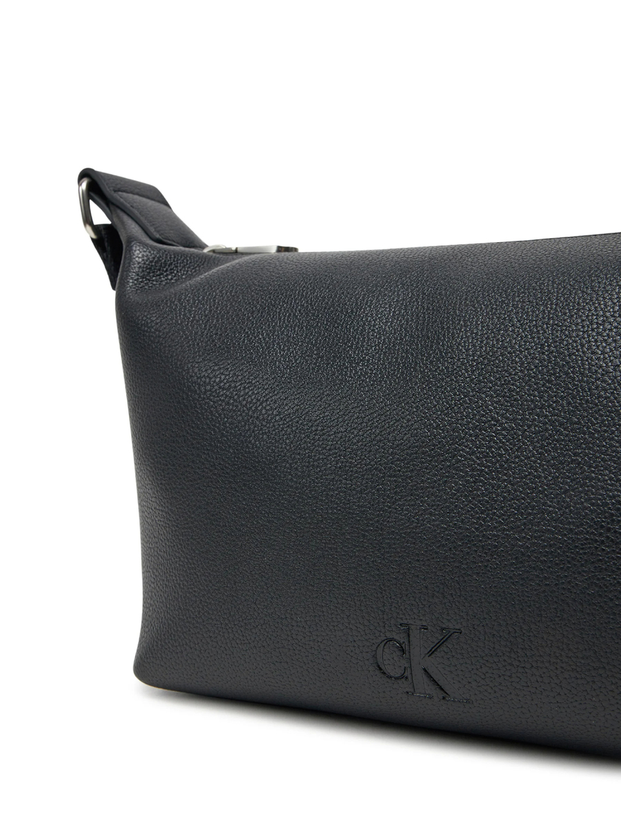 detail Calvin Klein dámska čierna kabelka