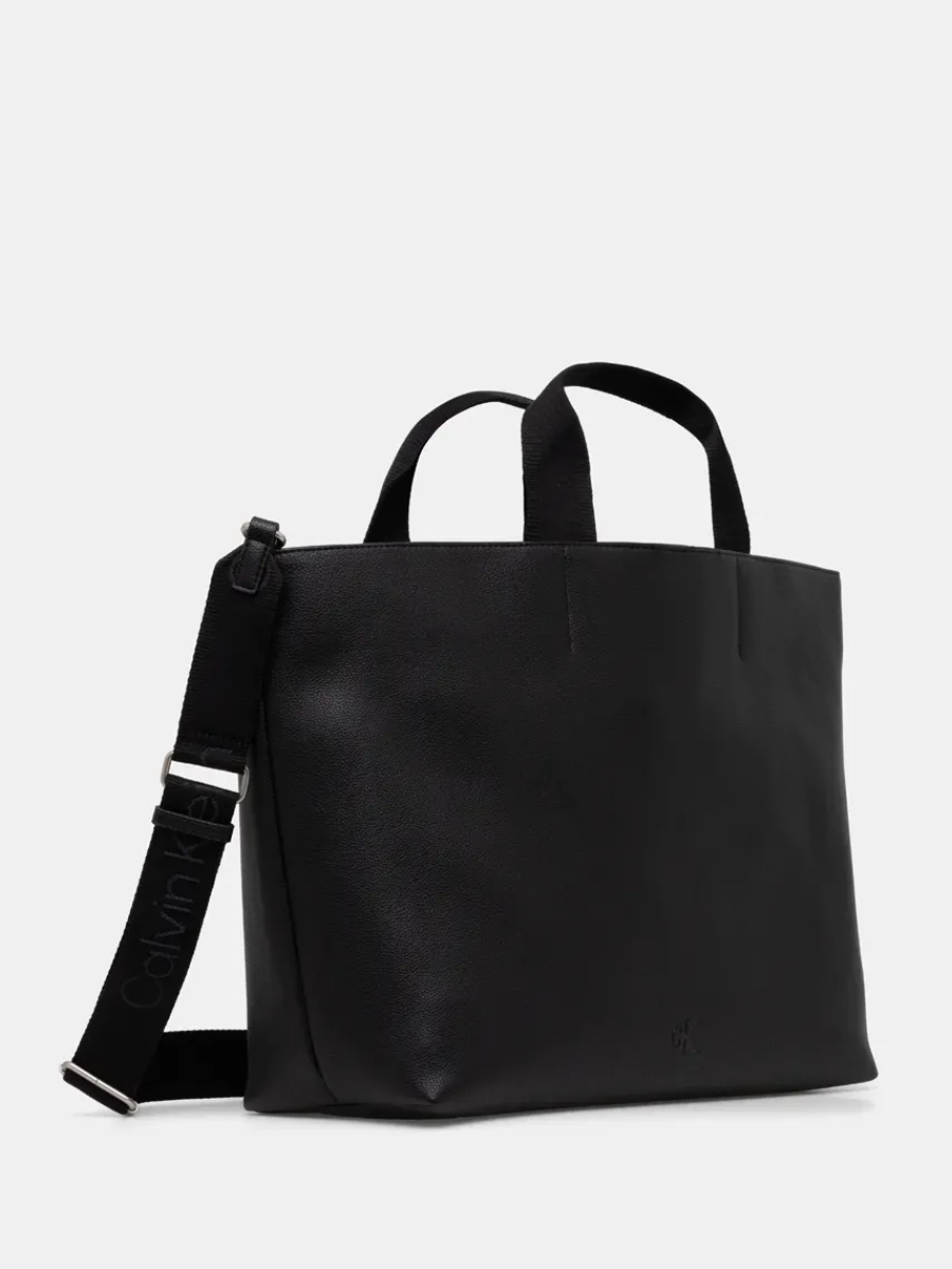 detail Calvin Klein dámska čierna kabelka
