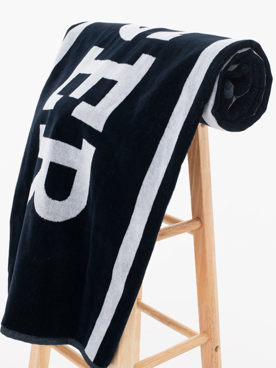 detail Tommy Hilfiger tmavo modrá osuška