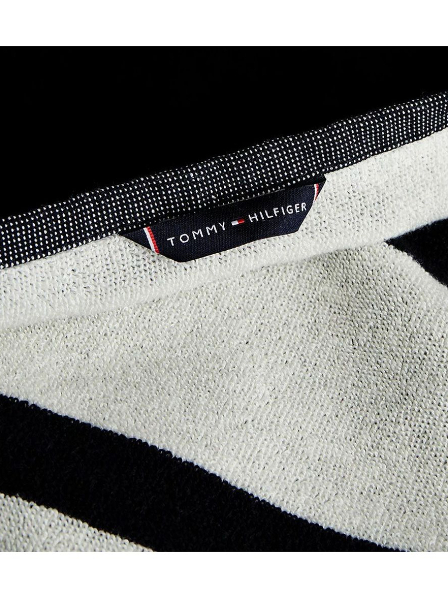 detail Tommy Hilfiger tmavo modrá osuška