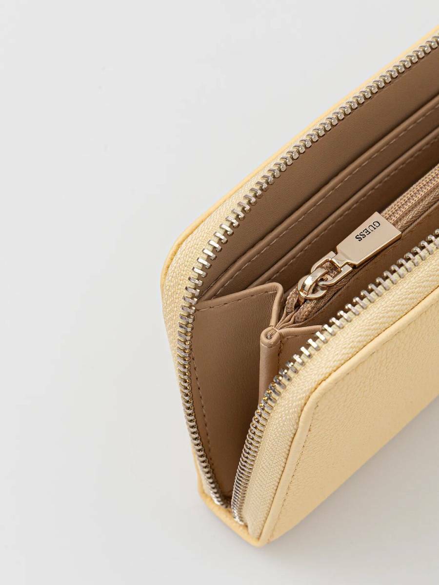 detail Guess dámska žltá peňaženka