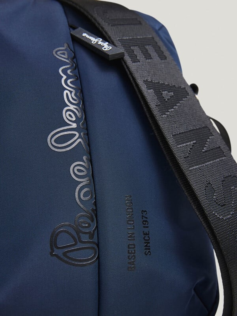 detail Pepe Jeans pánska tmavo modrá taška cez rameno