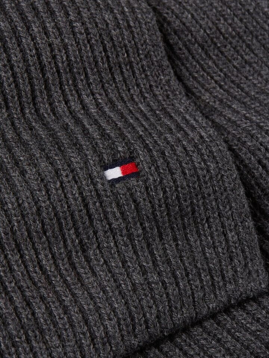 detail Tommy Hilfiger pánsky šedý šál