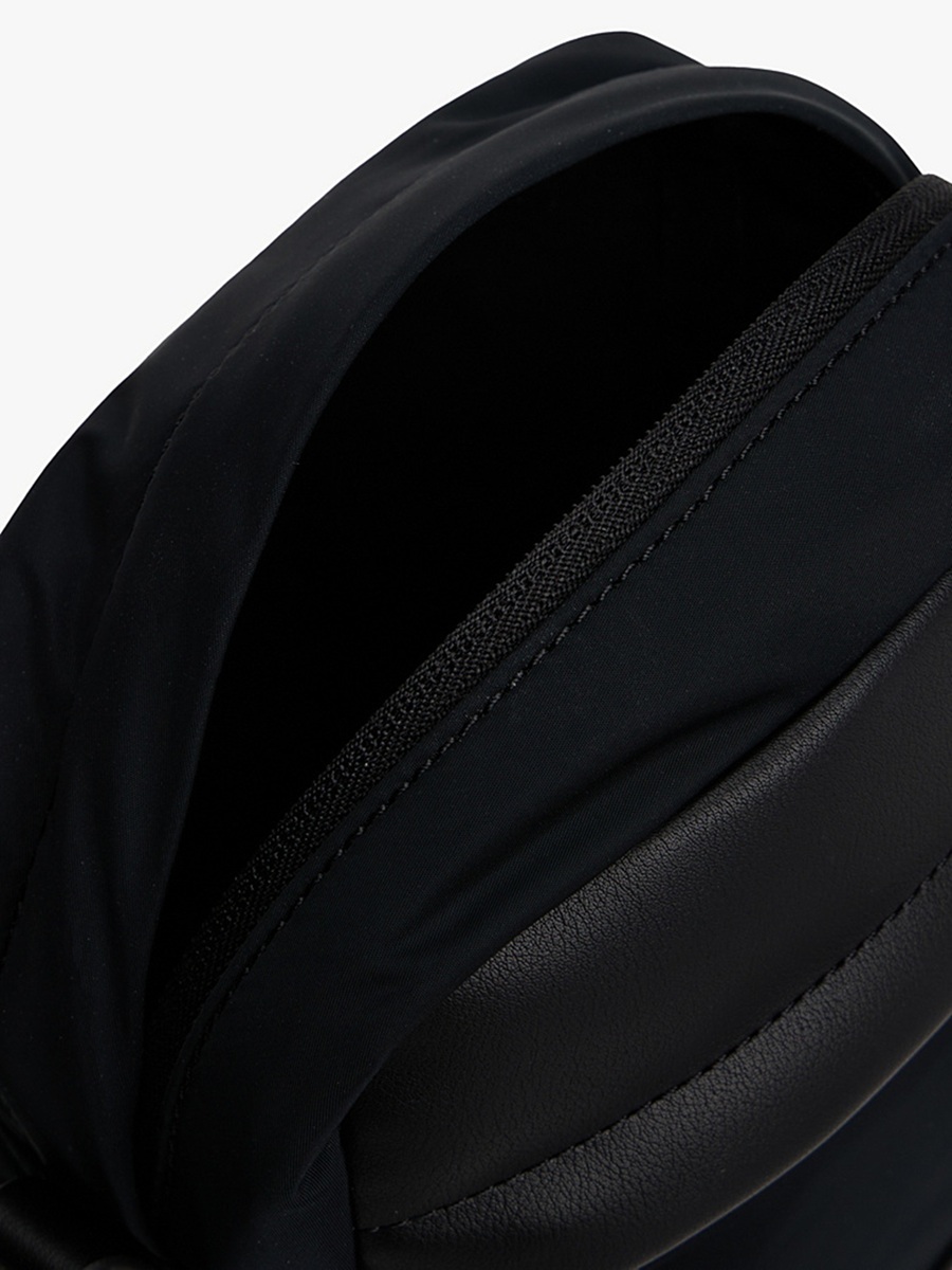 detail Tommy Hilfiger pánska čierna taška cez rameno