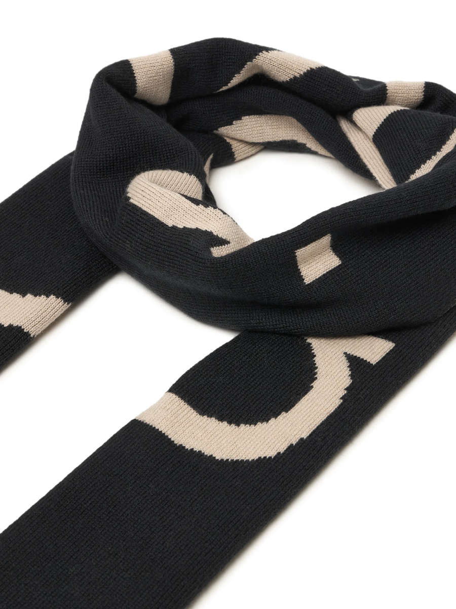 detail Calvin Klein pánsky čierno béžový šál