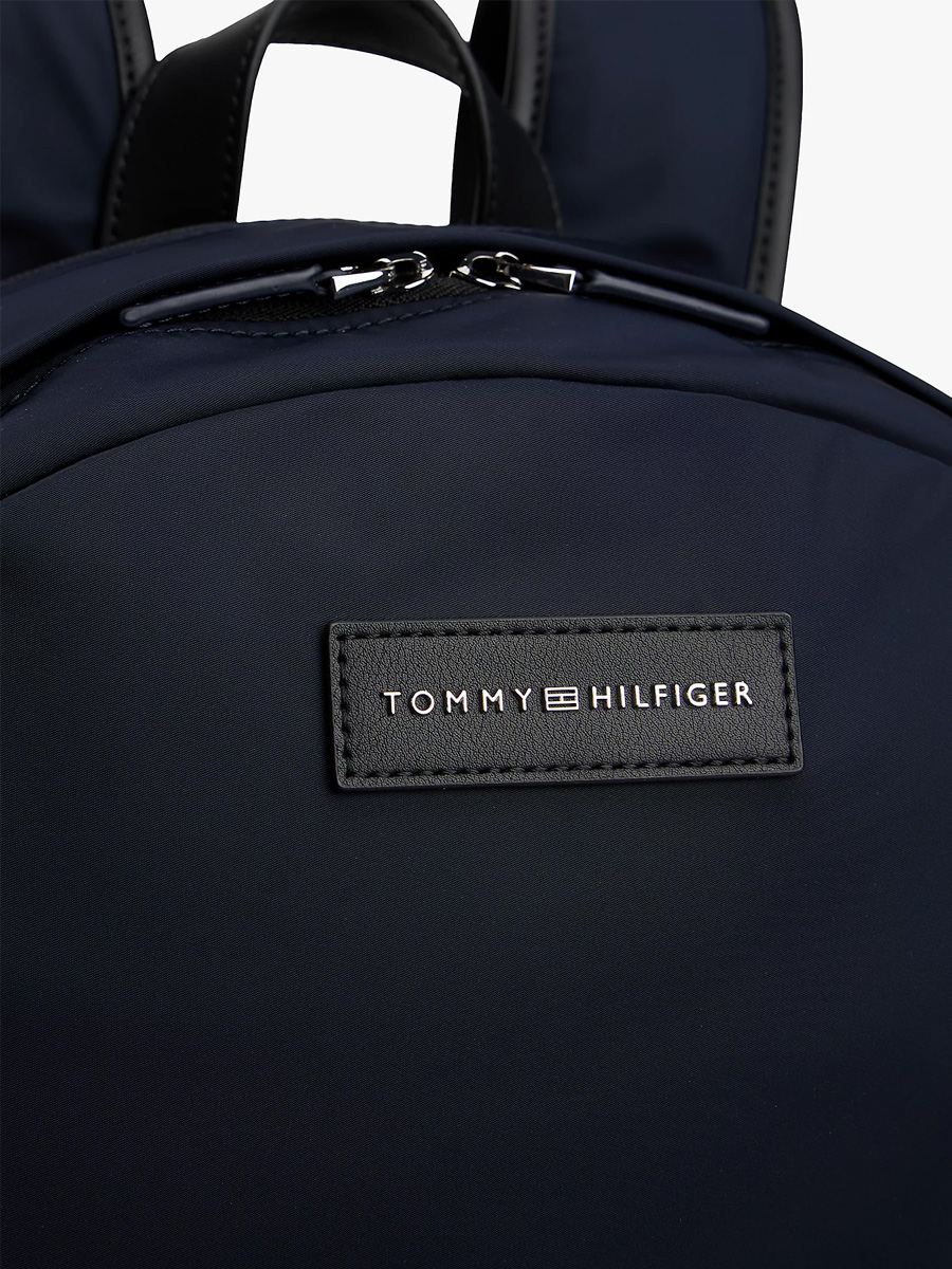 detail Tommy Hilfiger pánsky čierny batoh