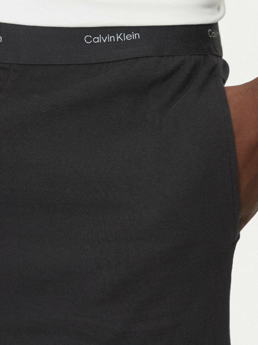 detail Calvin Klein pánske čierne šortky