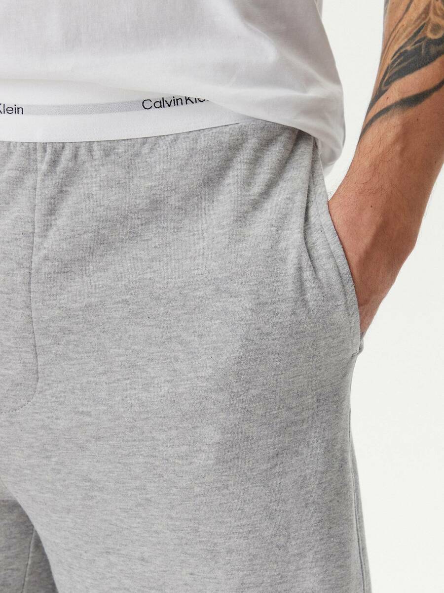 detail Calvin Klein pánske šedé šortky