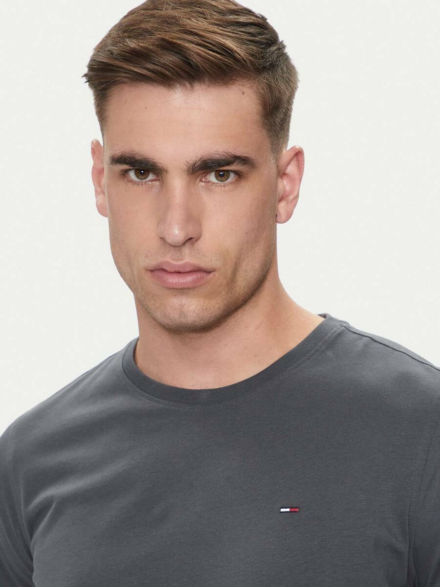 detail Tommy Jeans pánske šedé tričko