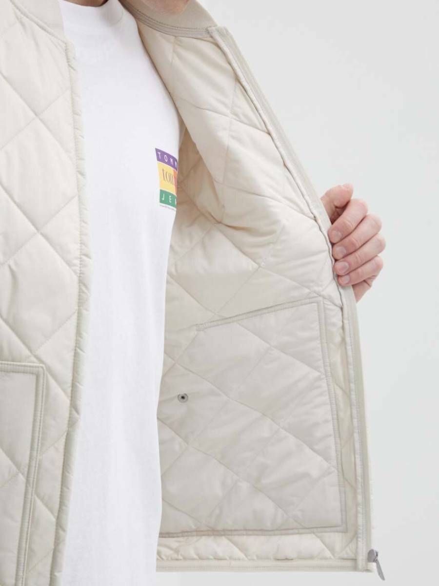 detail Tommy Jeans pánska krémová vesta