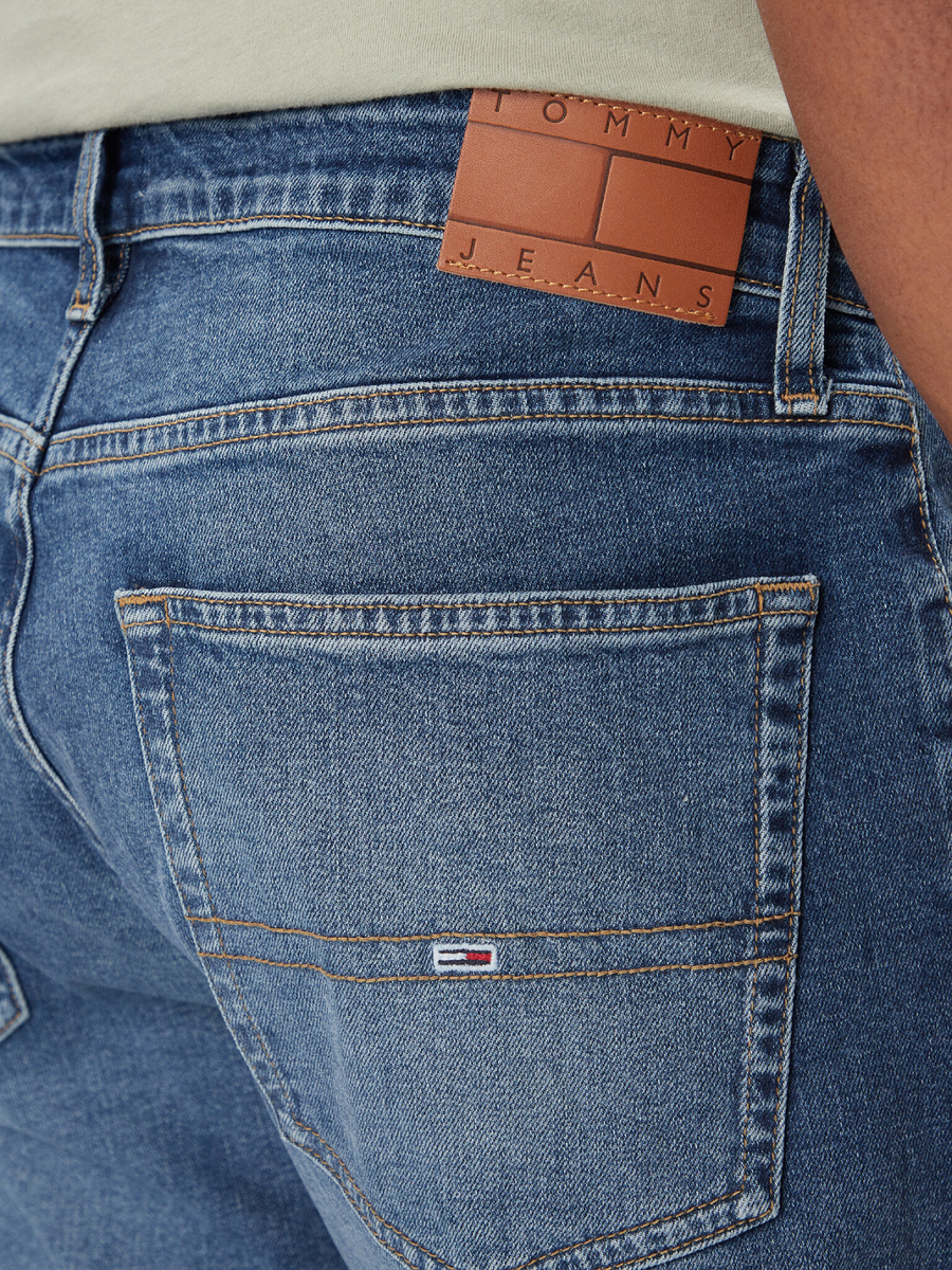 detail Tommy Jeans pánske modré džínsy 