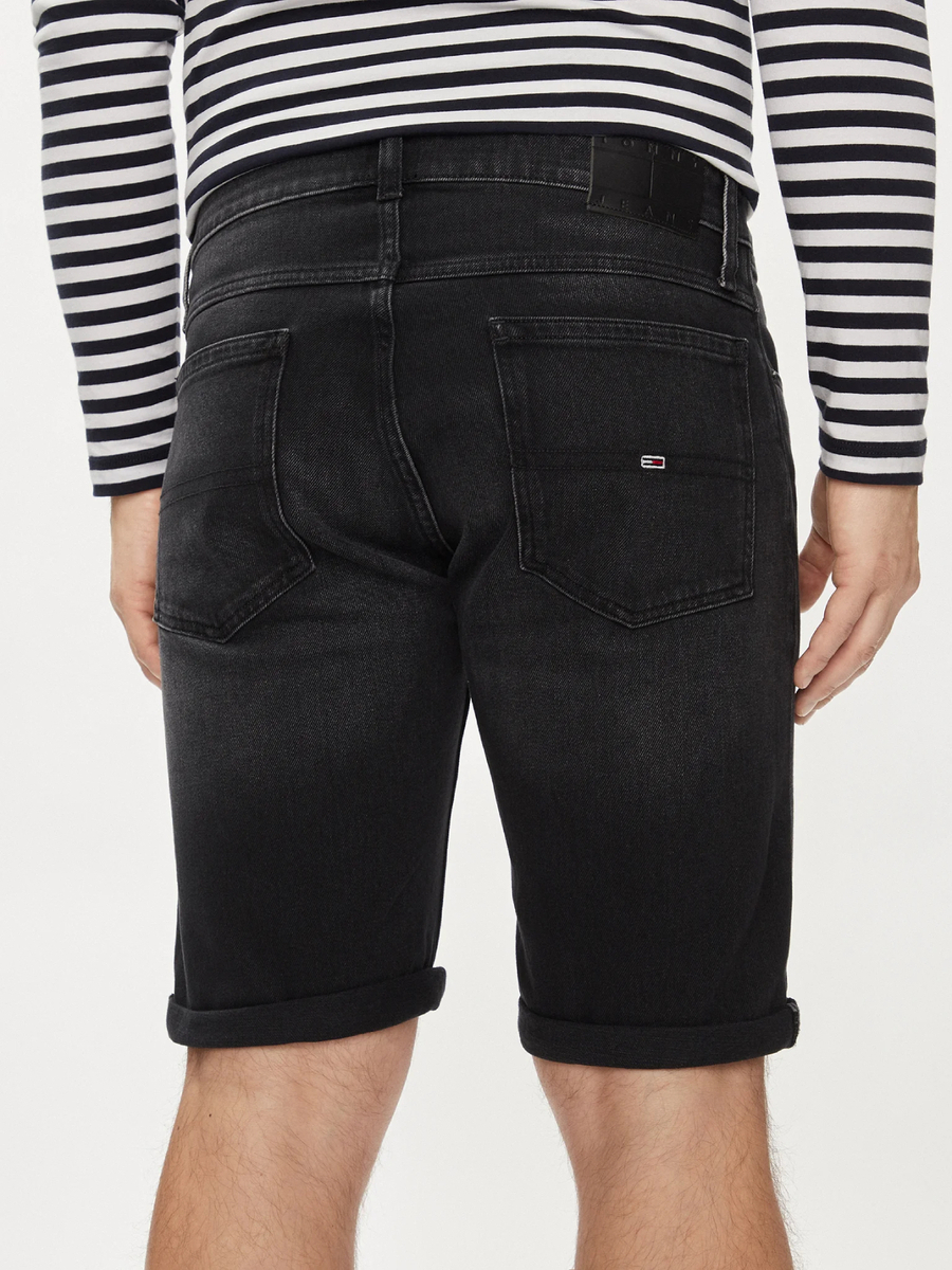 detail Tommy Jeans pánske čierne šortky