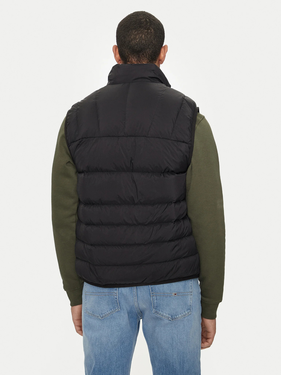 detail Tommy Jeans pánska čierna vesta