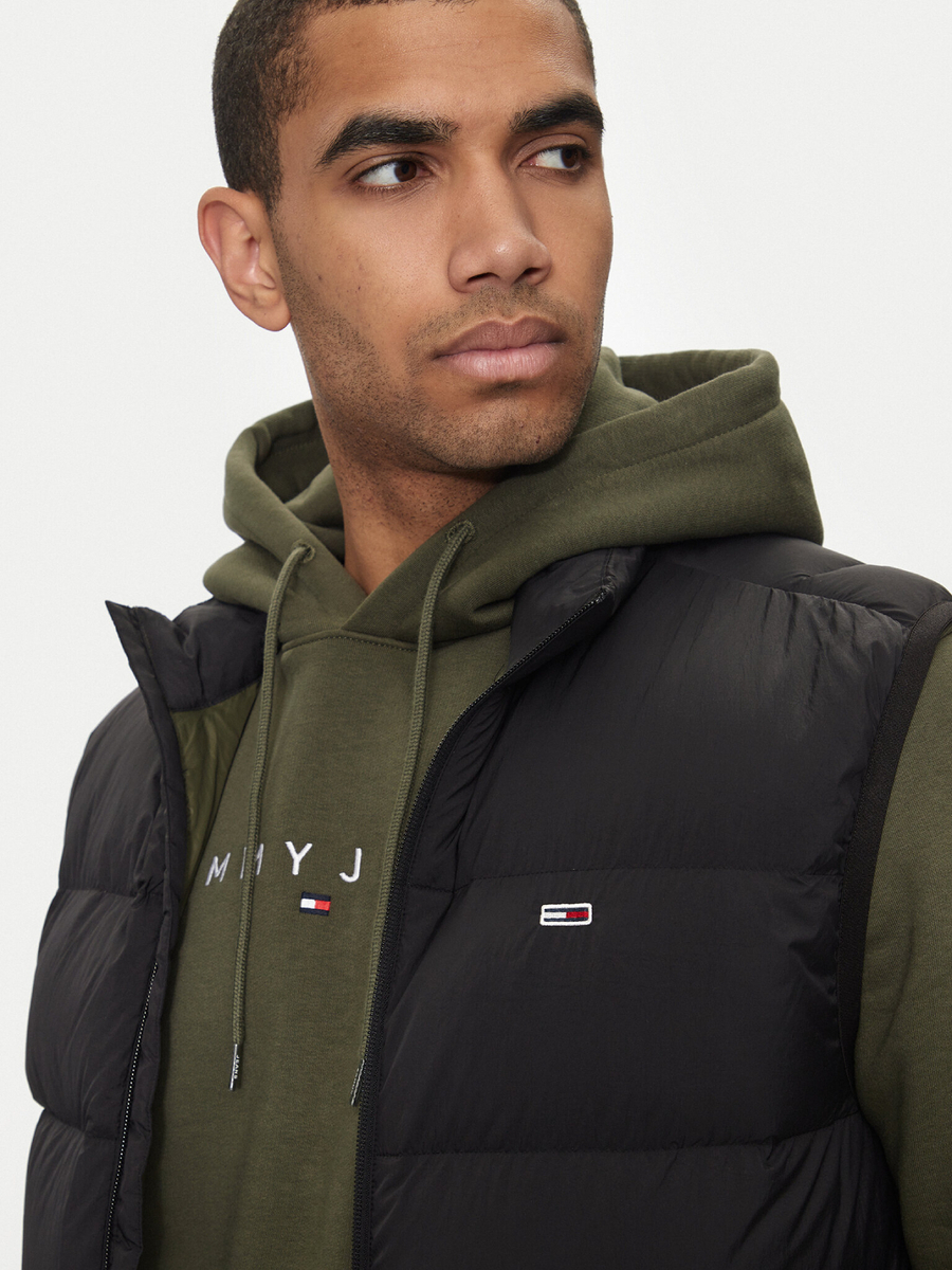 detail Tommy Jeans pánska čierna vesta