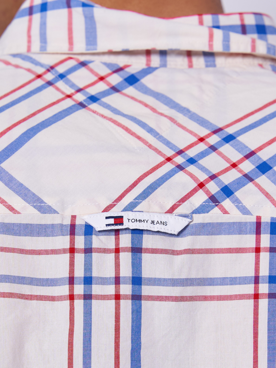 detail Tommy Jeans pánska biela košeľa Poplin